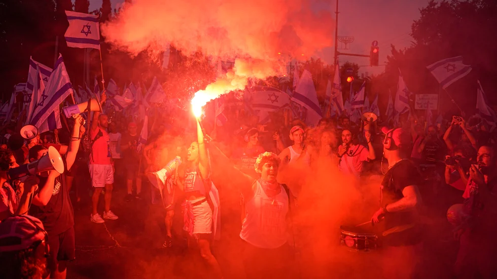 För 28:e veckan i rad samlades människor i Tel Aviv för att protestera mot regeringens planer att omdana rättssystemet.