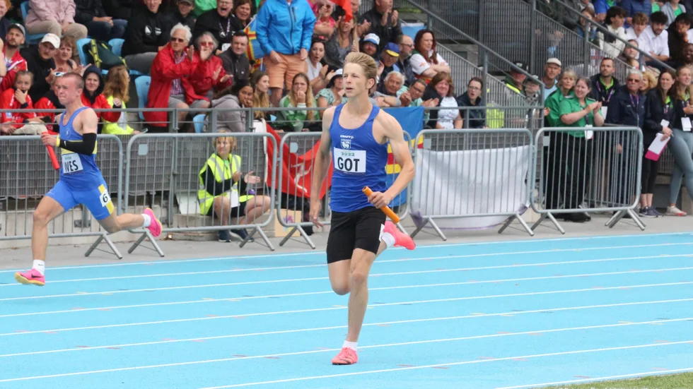 Tennisspelaren Albin Wallin fick hoppa in i friidrottens lag på 4x100 meter.