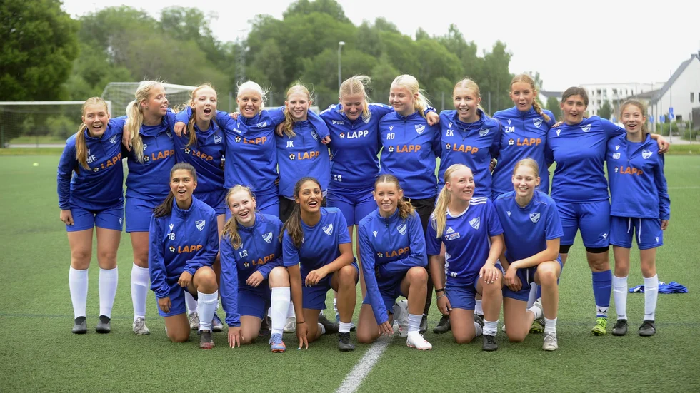 Nästan hela IFK-gänget som ska spela i Gothia cup. Juniorlaget består av 25 spelare så de kan ställa upp med två olika lag.