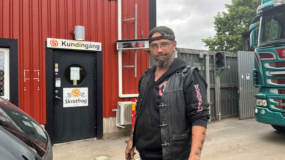 Tolle åkte från Kumla för att skrota sin gamla Saab, men när det bara var någon kilometer kvar började bilen att brinna.