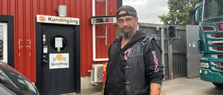 Bil började brinna på väg till skroten – släckte med sockerdricka