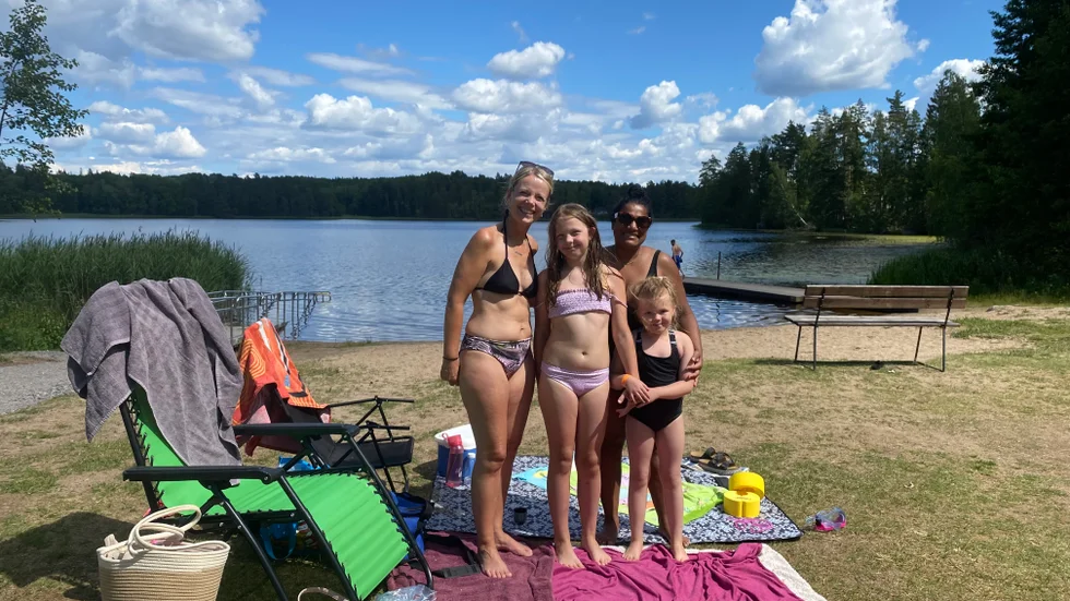 "Man har lite koll på läget här med barnen och kan se dem även om de leker i lekplatsen", säger Camilla Goding (till vänster) som är här tillsammans med Anuradha Klingstedt och Camillas barn Nova och Freja.