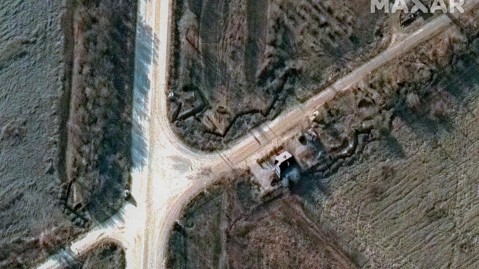 En satellitbild visar skyttegravar grävda vid en korsning nära den ryssockuperade ukrainska staden Berdjansk den 19 december 2022.