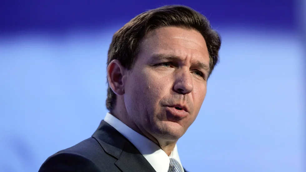En kampanjvideo för Ron DeSantis innehåller klipp från bland annat "Peaky blinders". Nu kritiseras Floridaguvernören av serieskaparna. Arkivbild.