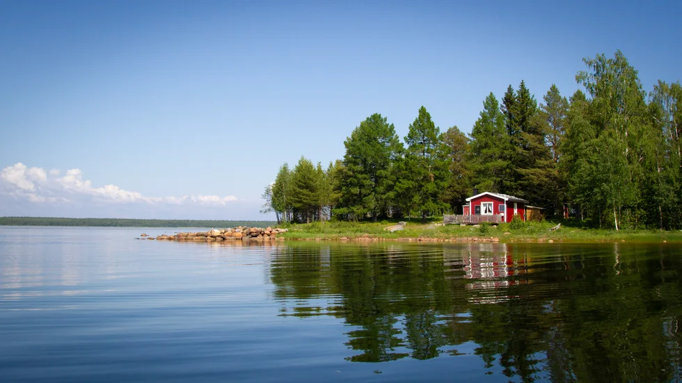 En av kommunens stugor står i Stenbergsviken på Mellerstön. 