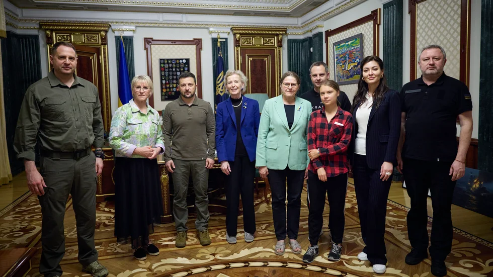 Klimataktivisten Greta Thunberg, finländska EU-parlamentsledamoten Heidi Hautala, Sveriges tidigare utrikesminister Margot Wallström och Irlands tidigare president Mary Robinson togs emot av Ukrainas president i Kiev på torsdagen.