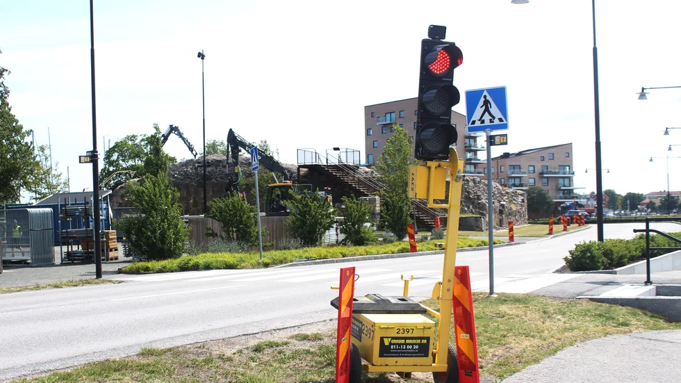 Till och från regleras trafiken på Slottsholmsvägen med trafikljus under läktarbygget inför Visfestivalen.