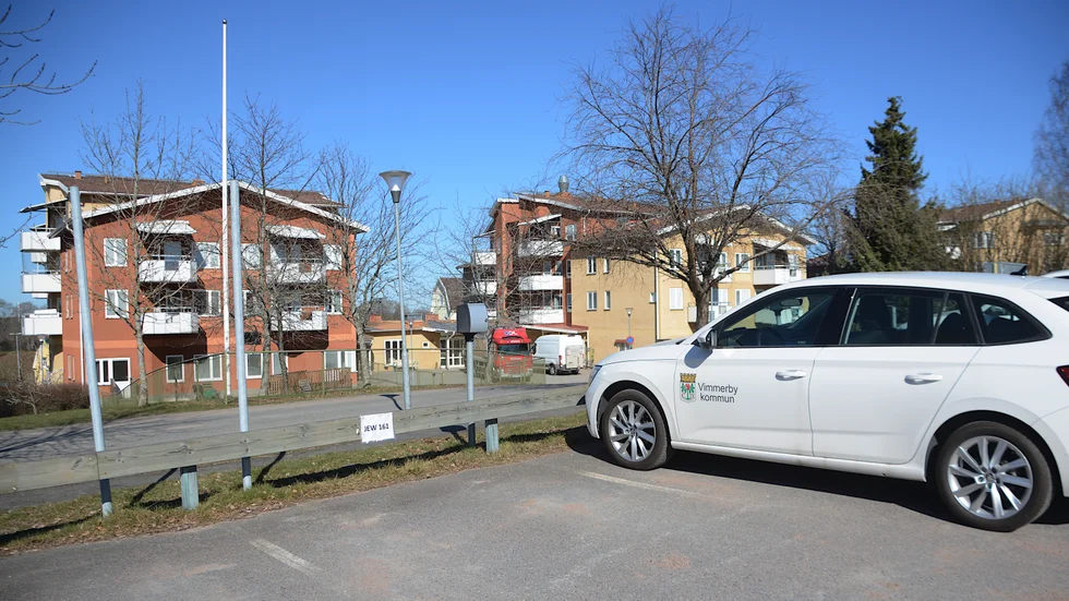 Det är trångt för hemtjänstpersonalen för Vimmerby som har sina lokaler Granen. Särskilt trångt är det på parkeringen och både laddstolpar och garage saknas. "Bilar får stå ute i snön hela dagar", exemplifierar socialnämndens ordförande Eva Berglund (S).