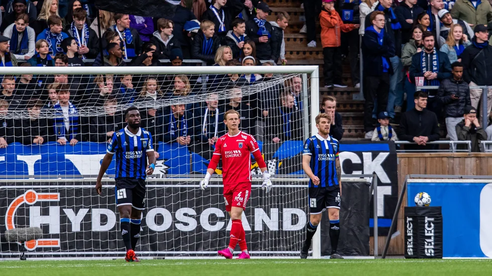 Siriusspelarna (fr v) Patrick Nwadike, målvakten Jakob Tånnander och Marcus Klingenberg Mathisen deppar efter