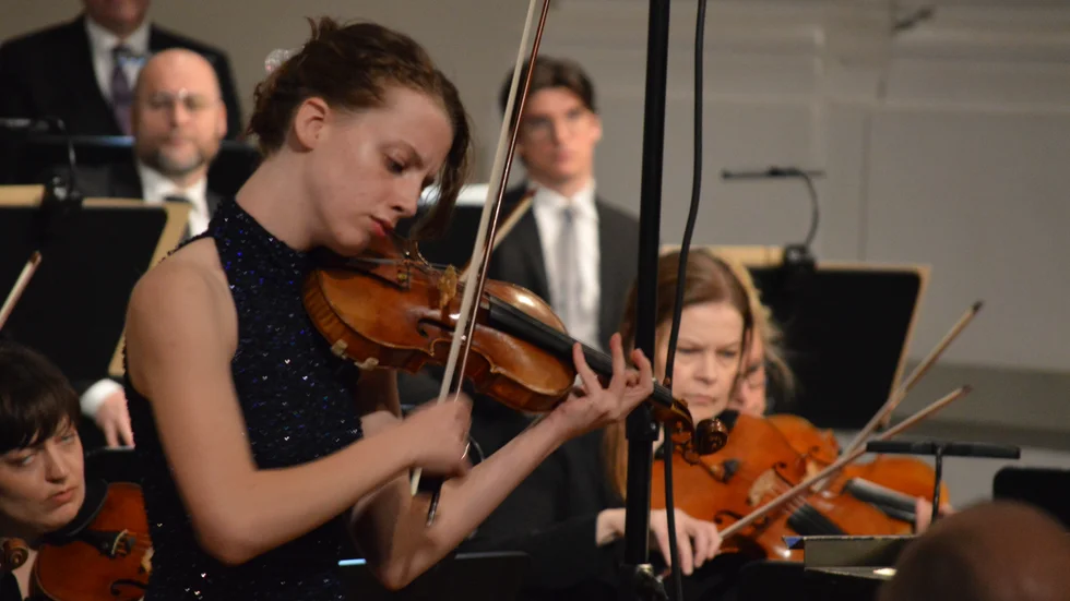 Alva Holm spelar som extranummer D-moll partita en Sarabande av Bach för soloviolin.