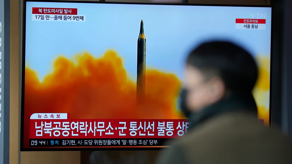 En tv-skärm i Sydkorea visar en bild på ett robottest som Nordkorea ska ha genomfört i mitten av april. Arkivbild.