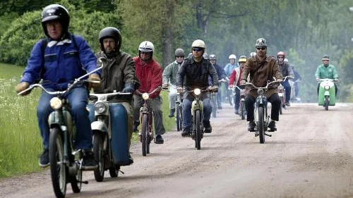 Sommartid är rallytid för mopedklubbenBlårök i Björsäter. Sjuttio kilometersmåvägar ska avverkas under högstatrivsel. Sadelväskorna är fyllda medkaffe, mackor och annan förplägnad.