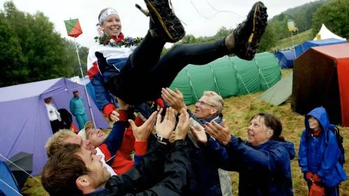 Otroliga Mjölbytjejen Malin Sand hissades av lagkamraterna i OK Tisaren efter sin sjätte totalseger i femdagars. Bild: PETER JIGERSTRÖM