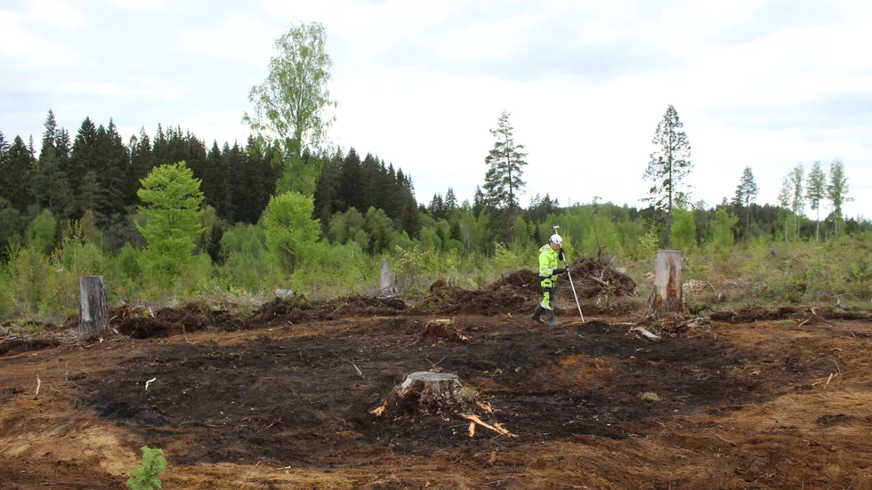 Flera fynd gjordes under den arkeologiska undersökningen i Godegård där nya dubbelspåret byggs. Här görs inmätning av en kolbotten.