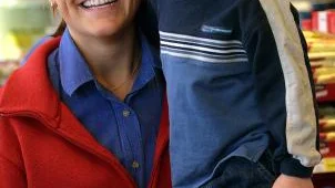 Lille Fridolf gör värsta monsterminen, och då kan inte mamma Anna-Karin Karlsson annat än skratta. På söndag gör hon allsvensk fotbollsdebut i Kenty.
