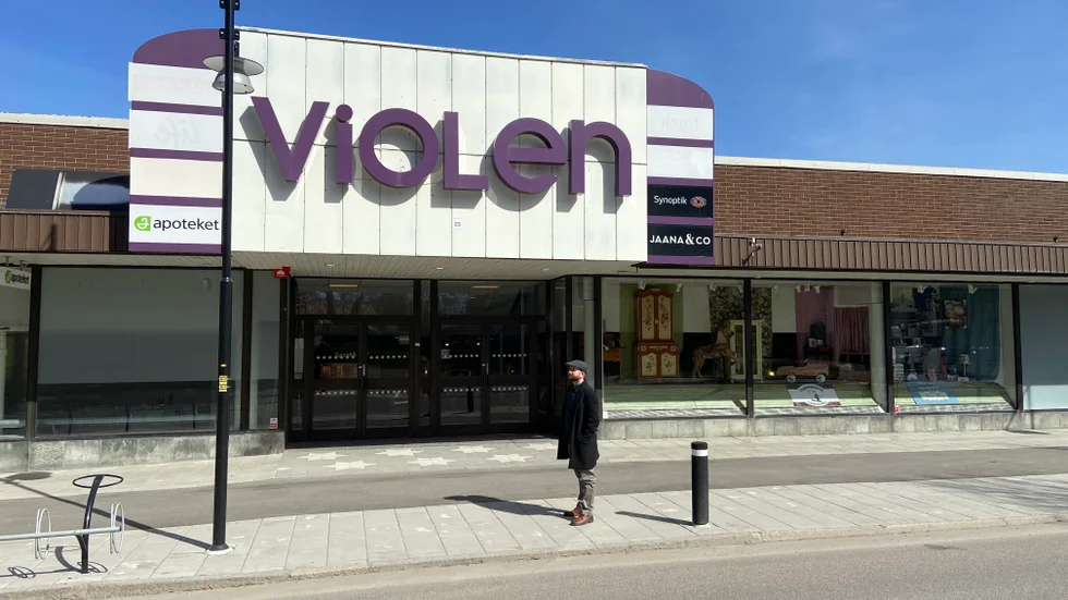 Niklas Otto Olsson, politisk redaktör på Katrineholms-Kuriren inspekterar gallerian Violen