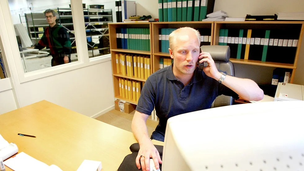 10.30. Fullt upp på jobbet för Mattias Sandh.  ÅFF-backen kombinerar fotbollen med ett heltidsjobb. "Tur att alla här ställer upp som de gör", menar han.