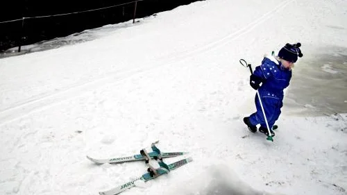 Snart treåriga Ida Johansson testade skidorna hon fått av sin kusin, men efter ett tag tröttnade hon och ville åka hem.  Att farfar Bo jobbat en massa med spåret brydde inte hon sig om.