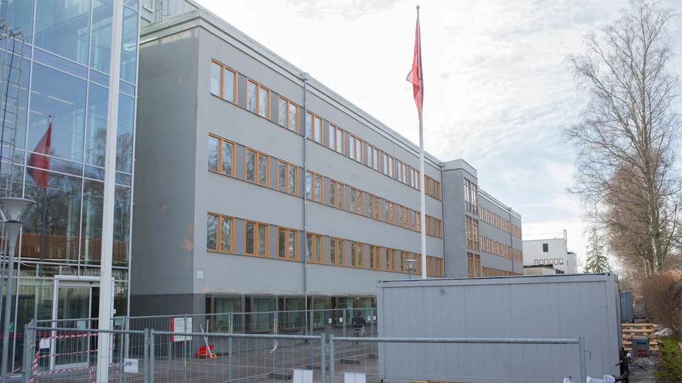 På Karin Boye-biblioteket ska pengar ha gömts och hämtats av den yngre brodern, enligt mannens berättelse i hovrätten. 