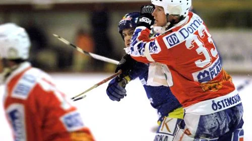 IFK Motalas Patrik Spångberg (i rött) fick i går mäta krafterna med brorsan Kenneth, som spelar i Falu BS. Brödramatchen blev jämn, precis som matchen. En sen kvittering av Anders Lindén gav IFK Motala ena poängen.