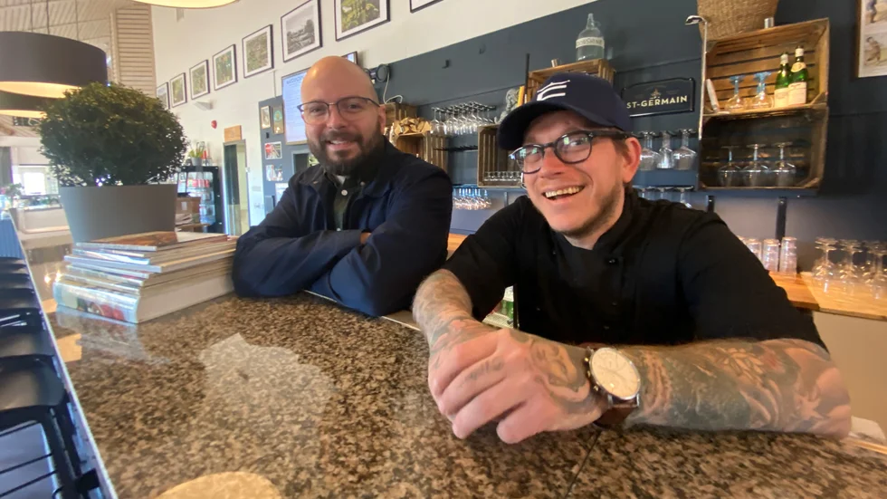 Martin Hoelstad och Joakim Sadjak (på bilden) tar tillsammans med Senad Sadjak och Marcus Solder över restaurangverksamheten hos Upsala Golfklubb på Håmö där temat på menyn kommer att vara europeisk mat.
