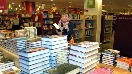 Det lönar sig att jämföra priserna varje gång man köper en bok. Prisvariationen är stor mellan olika typer av böcker.