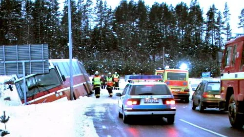Sex passagerare fanns på buss 629 som for av vägen strax före korsningen med riksväg 50. Ett tunt lager is täckte vägbanan.