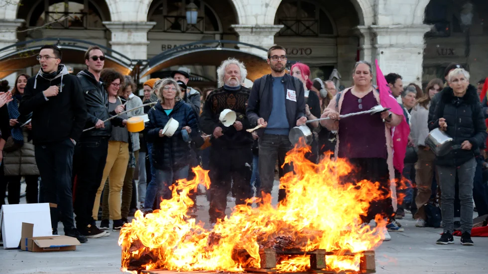 Nej, det är inte solidaritetsprotester för de vilt strejkande lokförarna i Stockholm. I Sverige fördömer vi dylika handlingar. Bilden är från Frankrike med anledning av höjningen av pensionsåldern från 62 till 64 år.
