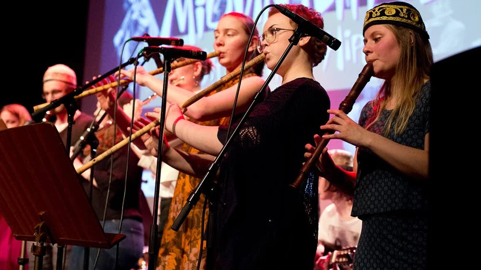 Delar av balkanorkestern Framnäs folklore ensemble under Midvinterfolk 2017.