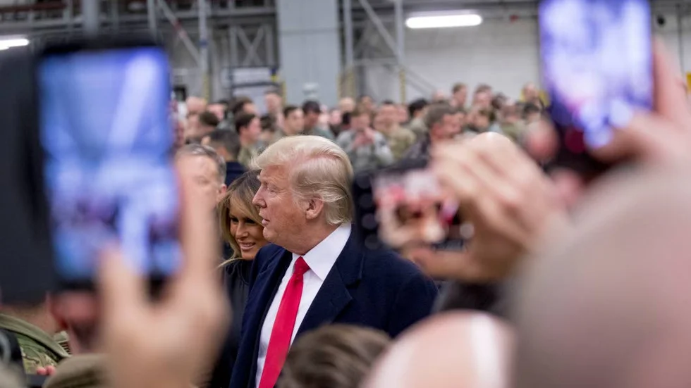 Presidentparet Donald och Melania Trump besöker flygbasen Ramstein i Tyskland.