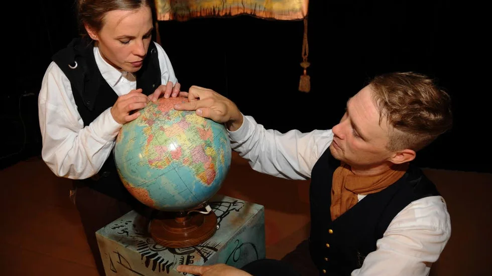 Anna Åsdells och Anders Karkeas i Tornedalsteaterns ”Forma Tellus”.