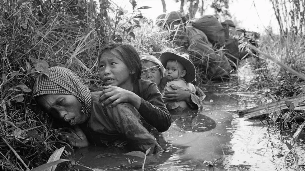 Civilbefolkningen gömmer sig i ett dike under ett av alla luftanfall under Vietnamnkriget.