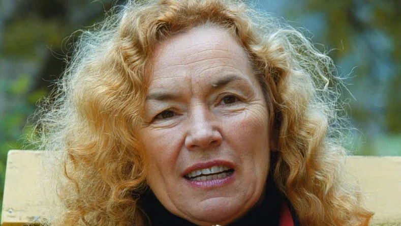 Siv Cedering på besök hemma Grelsbyn 2005.