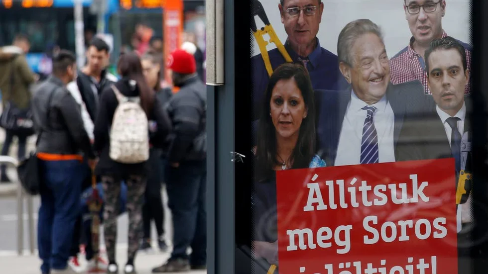 I Ungern har populisten Viktor Orbán tänjt så hårt på demokratin att det, enligt EU, är ett brott mot rättsstatens principer. "Låt oss stoppa Soros kandidater" står det på valaffischen från i våras.