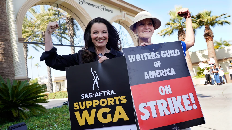 Fran Drescher, till vänster – ordförande för Hollywoods skådespelarfack SAG-AFTRA, tillsammans med Meredith Stiehm, till höger – ordförande för Writers guild of America tillsammans utanför Paramount pictures studios. Arkivbild.