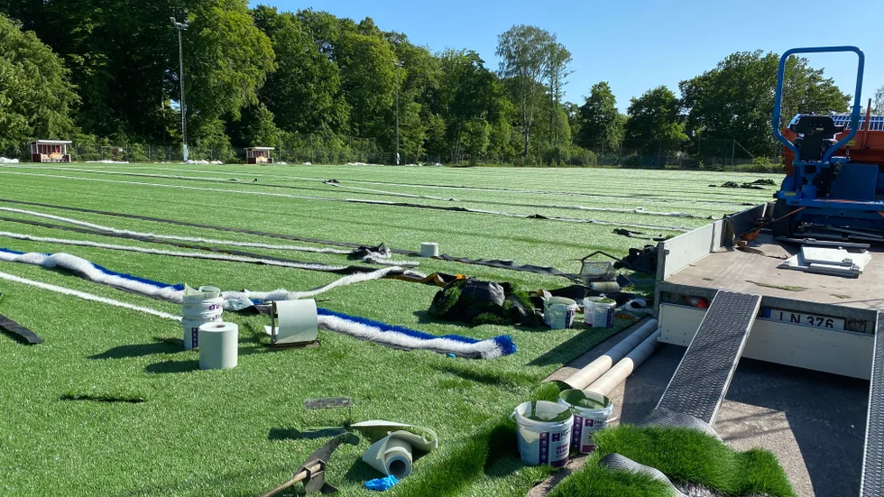 Snart är den bokningsbar, Mipabs nya konstgräsplan på Idrottsparken. Bokningsbar efter midsommar, meddelar Mipabs vd Oskar Sundblad. Så här såg det ut för några dagar sedan när mattorna började limmas.