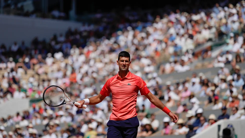 Novak Djokovic är klar för kvartsfinal i Paris.