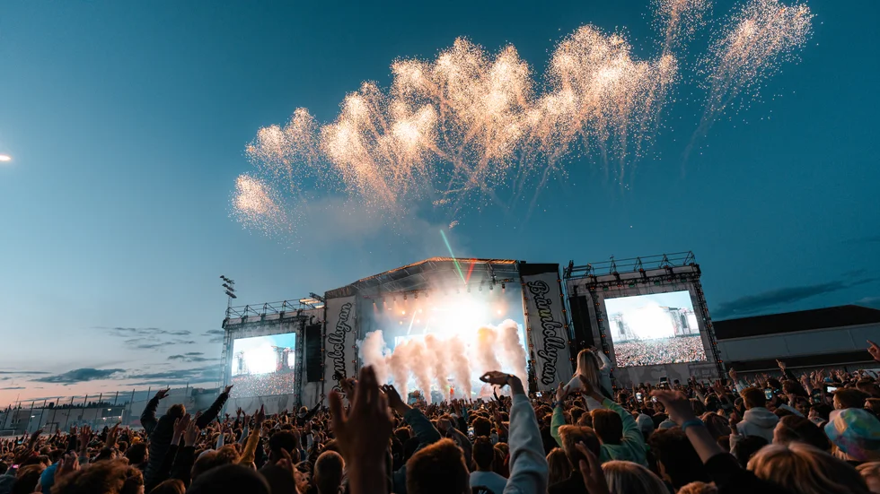 De flesta på området stod vid stora scenen vid midnatt och eftersom 15 000 personer köpt biljett tyder det mesta på att Hooja slog sitt egna publikrekord.