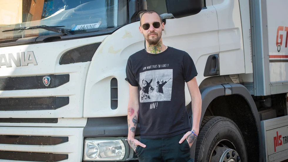 "Från början var det mer en hjälpande hand och sedan så blev det mer att det är en rolig grej", säger Eric Dahlqvist om att vara flakvakt.