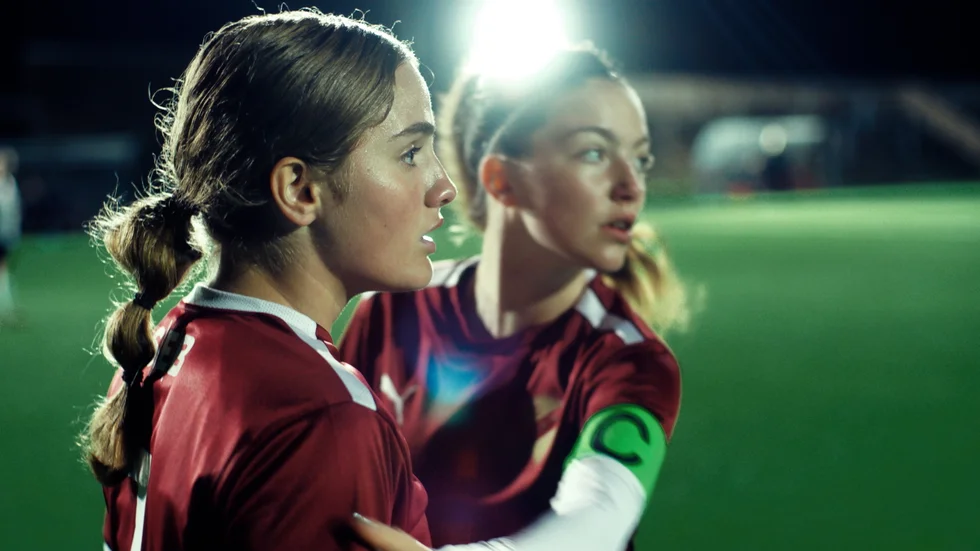Judith Sigfridsson och Flutra Cela i fotbollsfilmen "Forever" som hade premiär den 7 juli. Pressbild.