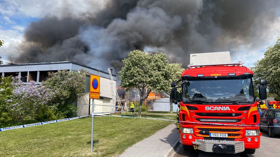 En radhuslänga i området Sätra i Gävle har förstörts efter att en brand spridit sig via fastighetens vind.
