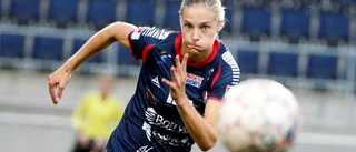 LFC:s landslagsback bars skadad ut på bår