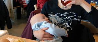 Inte ens 2023 får nyblivna mammor slippa moralism