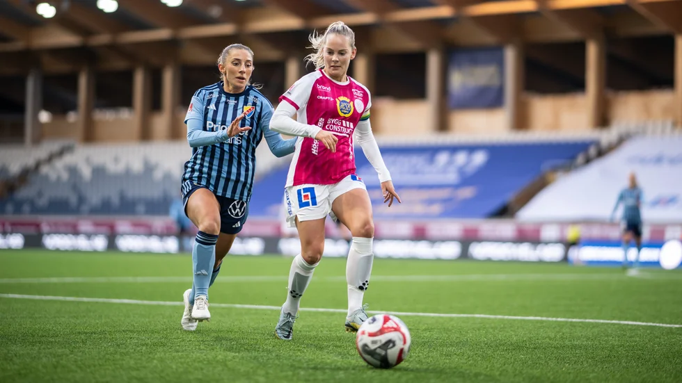 Agnes Nyberg i röd-vita Uppsala, här i en match mot Djurgården på Studenternas. Nu väntar ett "mardrömsschema" för Uppsala.