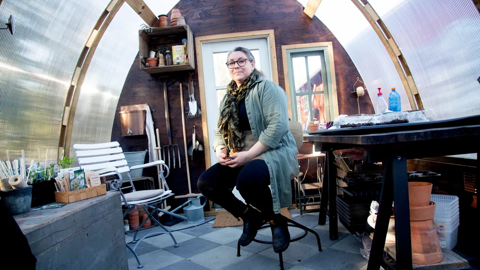 Renée Levander lägger mycket tid på att odla i sitt trädgårdsland varje sommar. I år är det premiär för hennes växthus och där har hon kunnat starta säsongen tidigare.