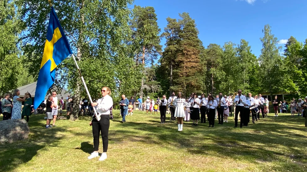 Boxholms musikkår marscherade, med fanbärare Sara Abrahamsson i täten, från  torget till Folkets Park. På vägen till parken anslöt flera åskådare i paraden för att delta i nationaldagsfirandet. 