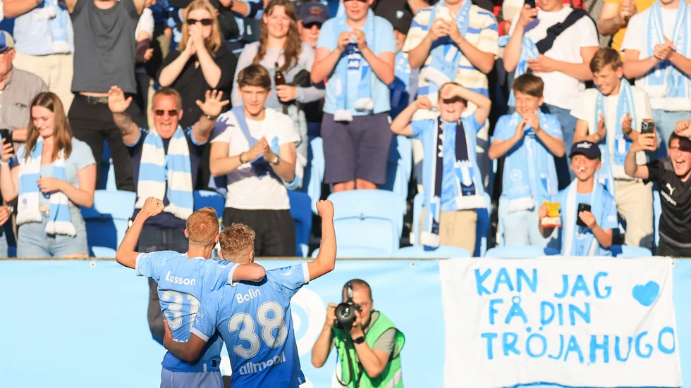 Malmö FF:s Hugo Larsson jublar efter sitt 1–0-mål hemma mot Degerfors tillsammans med Hugo Bolin. För Larsson var det sista hemmamatchen – förra veckan blev han klar för tyska Eintracht Frankfurt.