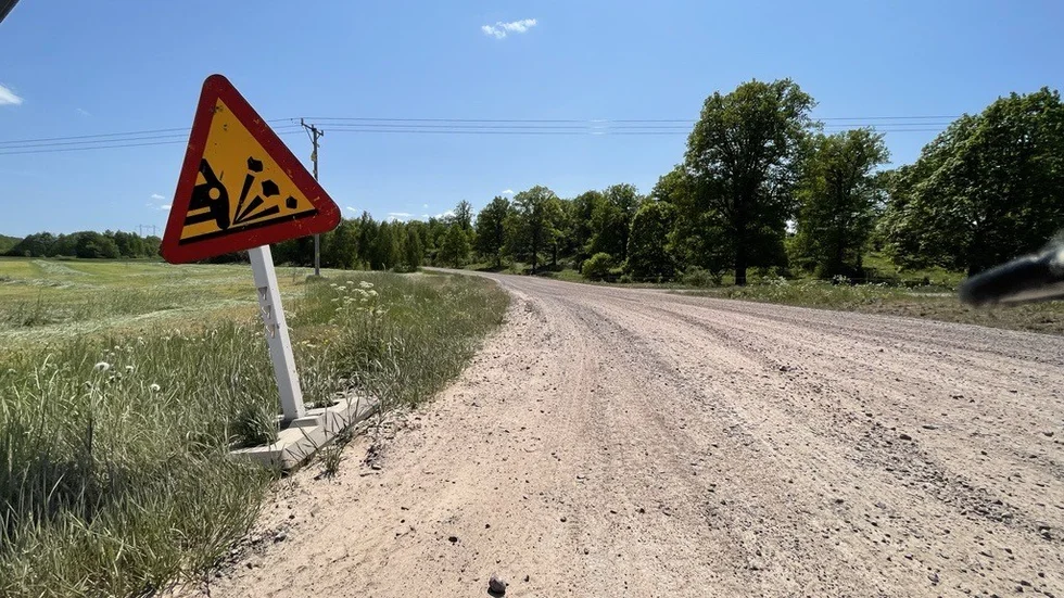Tidigast framåt sensommaren är det rimligt att tro att vägen till Odensvi, från 135:an, kan bli klar, menar Ghanim Kajhem på Trafikverket. En orsak till dröjsmålet en upphandling som överklagades.
