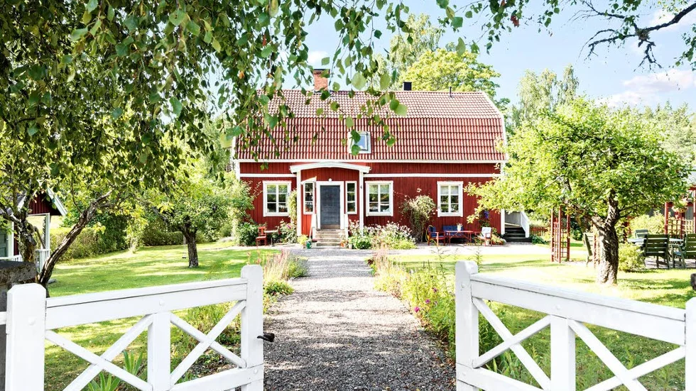 En gård söder om Alunda, i Tunaby, lockade flest besökare på Hemnet förra veckan.