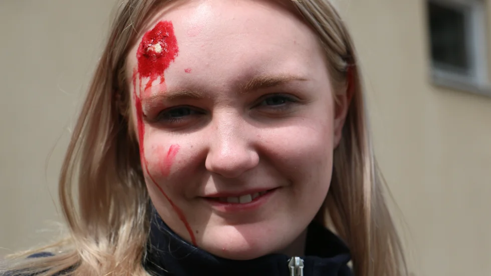 "Det är roligt att vi kan hjälpa till med deras övningar" säger skademarkören Ellen Sjösten, som räddades ut och fick syrgasbehandling på plats. 